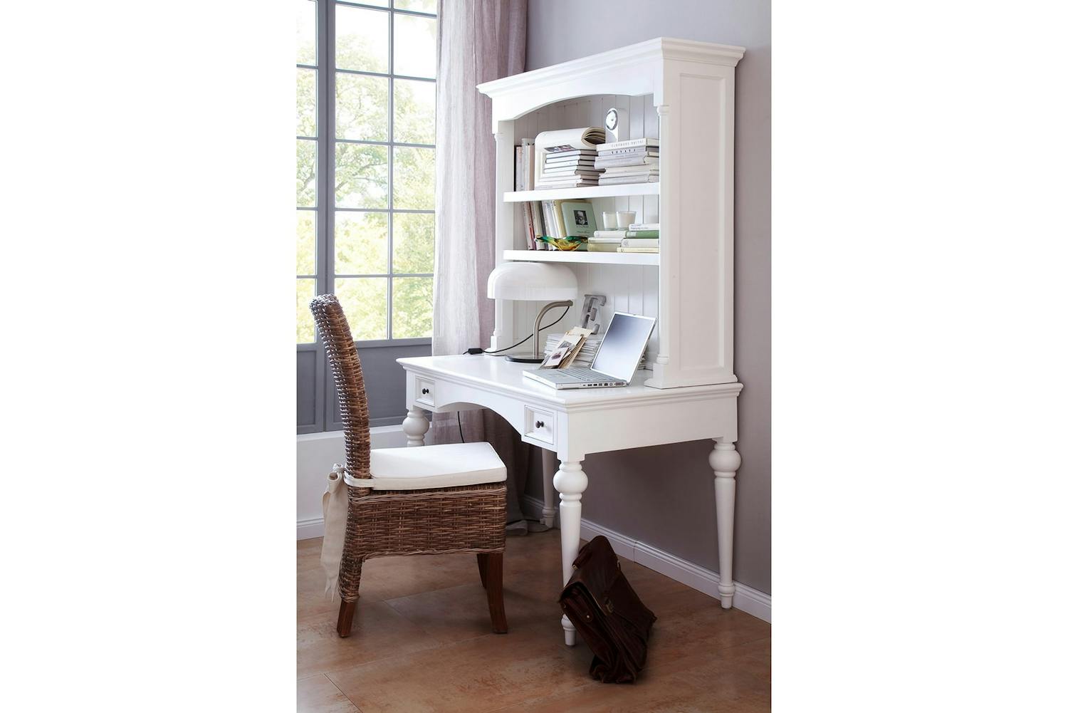 Varför inte ha en sekretär som skrivbord? Låt arbetsplatsen lyfta inredningen. På bilden sekretären Provence från Chilli.se